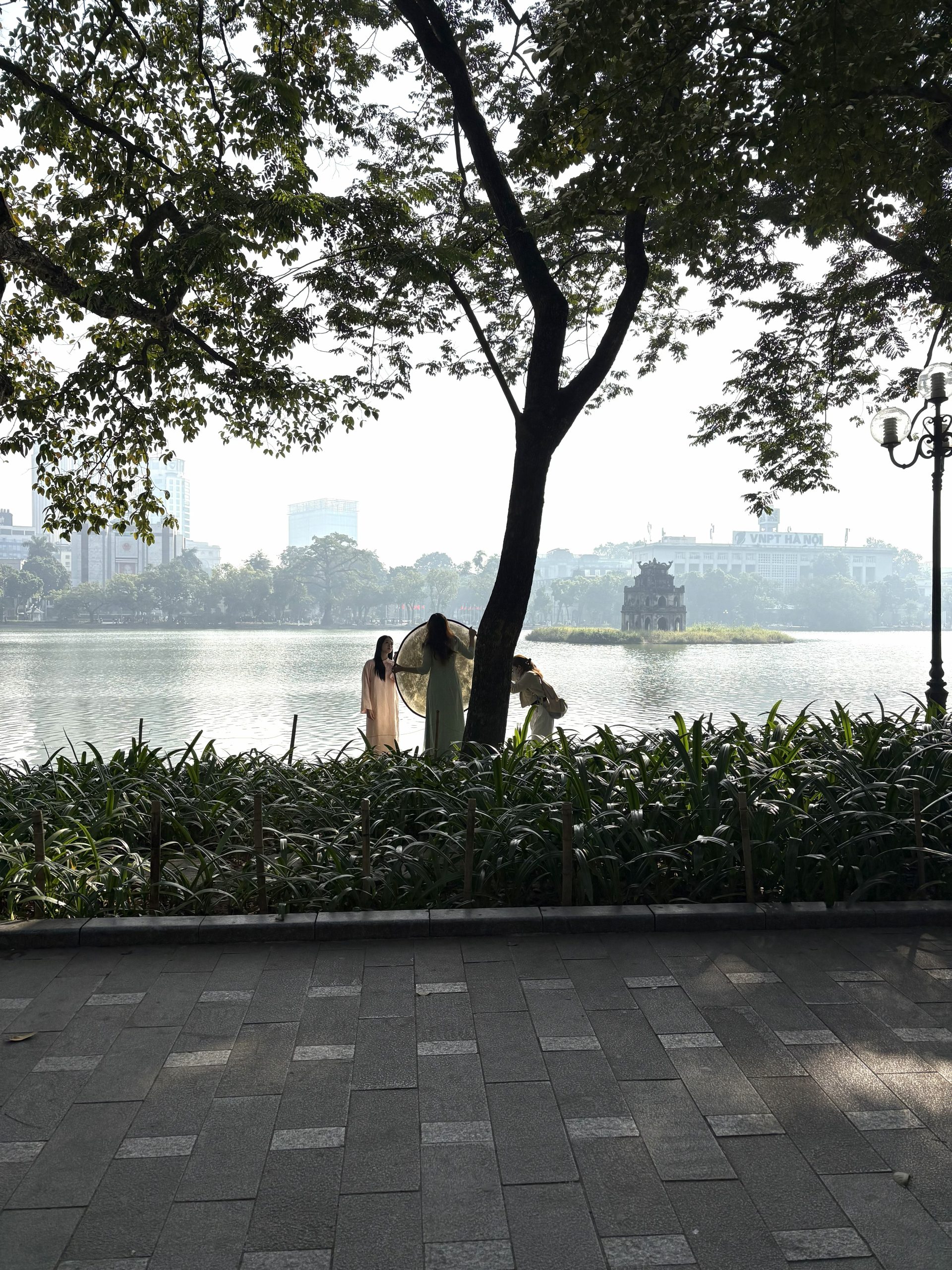 湖のほとりにいる若者たちの画像