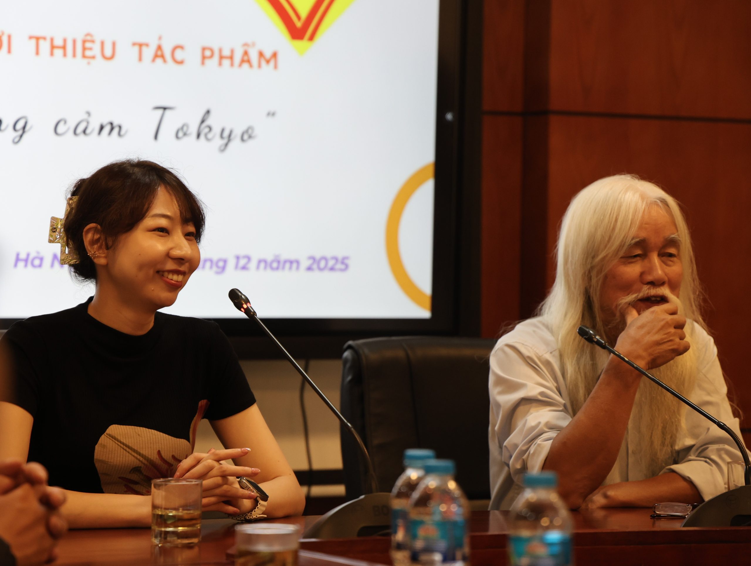 交流会での九段理江さんとファム・スアン・グエン先生の画像