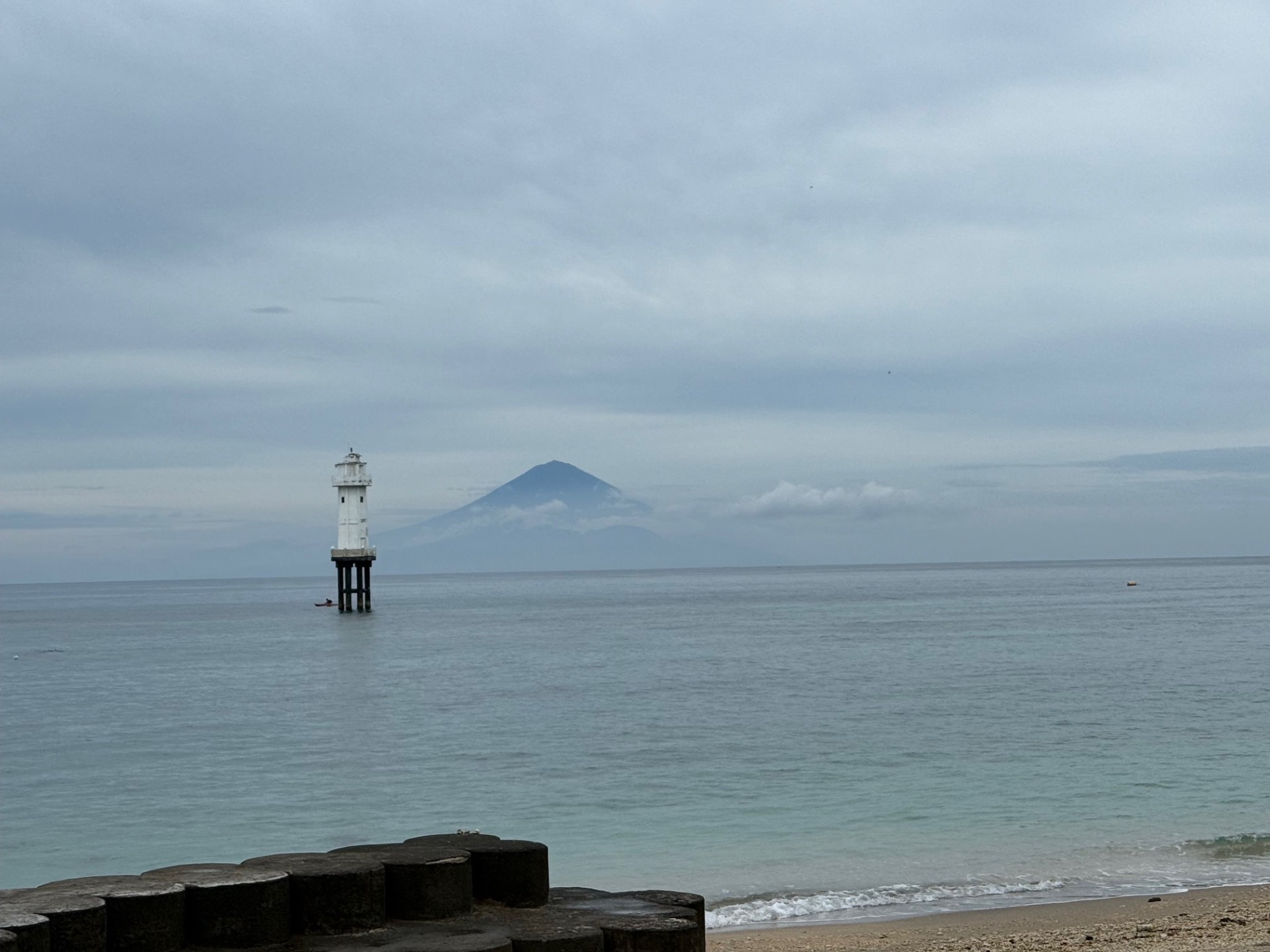 ロンボクからバリ島を望む画像